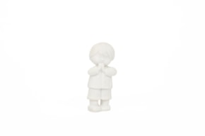 BOY PRAYING 2.4X1.7X5.5CM
